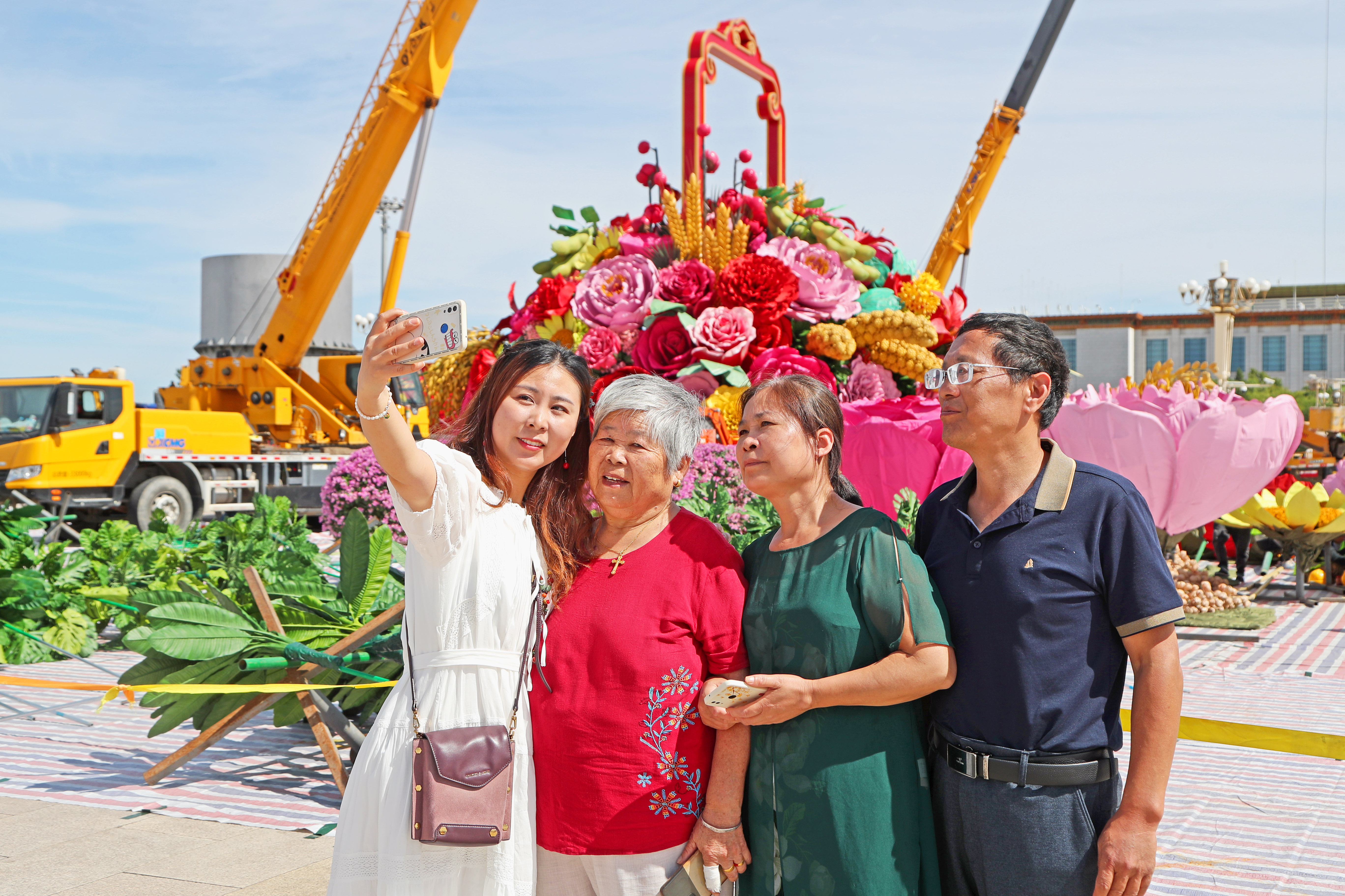 天安门广场节日氛围渐浓 吸引游客提前打卡