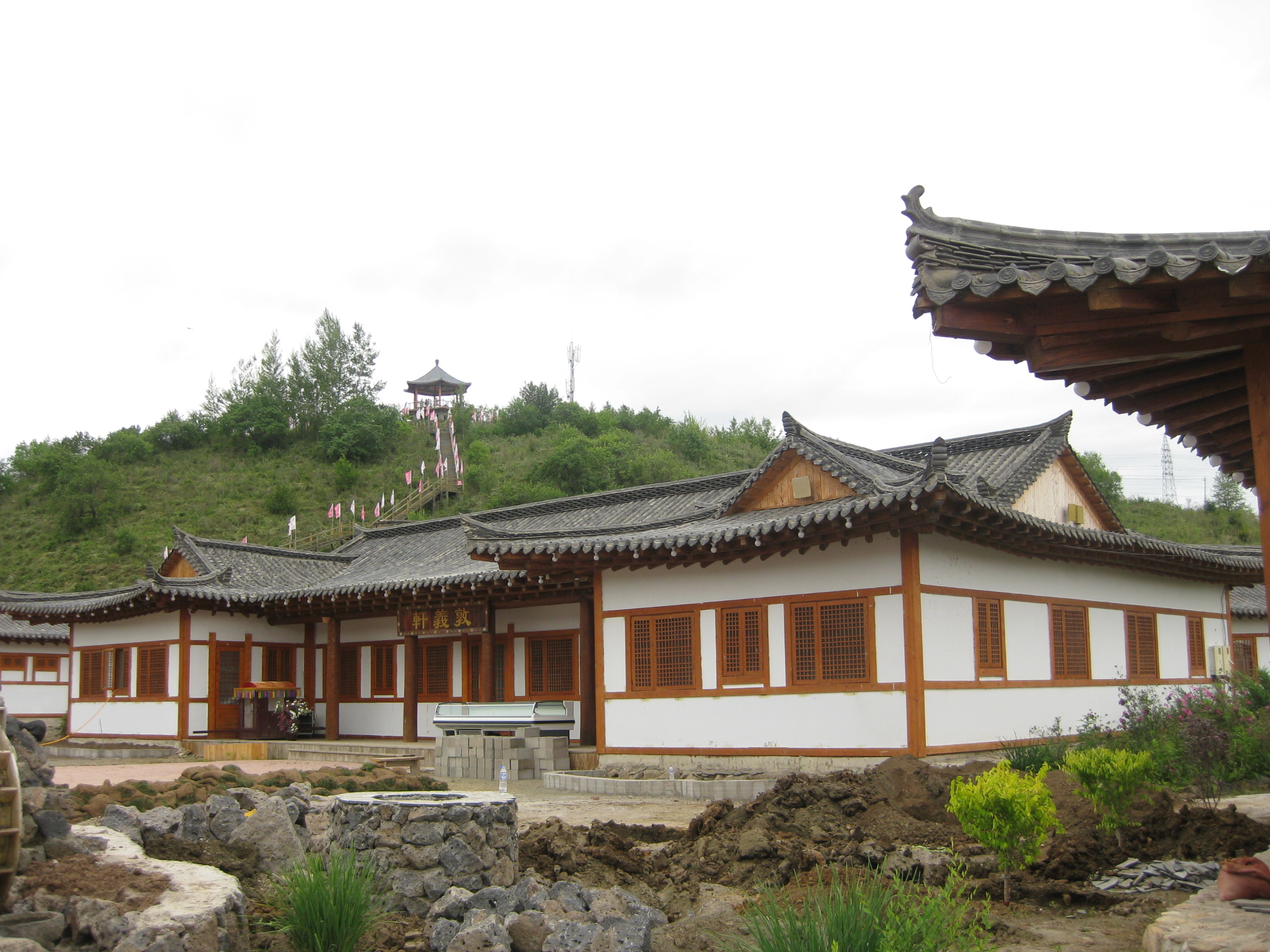 吉林延边州金达莱朝鲜族民俗村内建设的旅游设施.