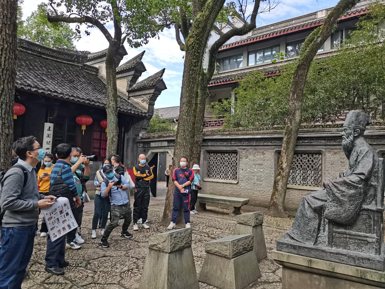 （采风团在天一阁博物院采风）