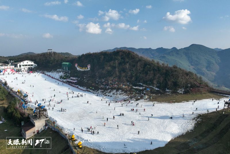 4 12月30日，滑雪爱好者在六盘水市水城区玉舍雪山滑雪场滑雪。.jpg