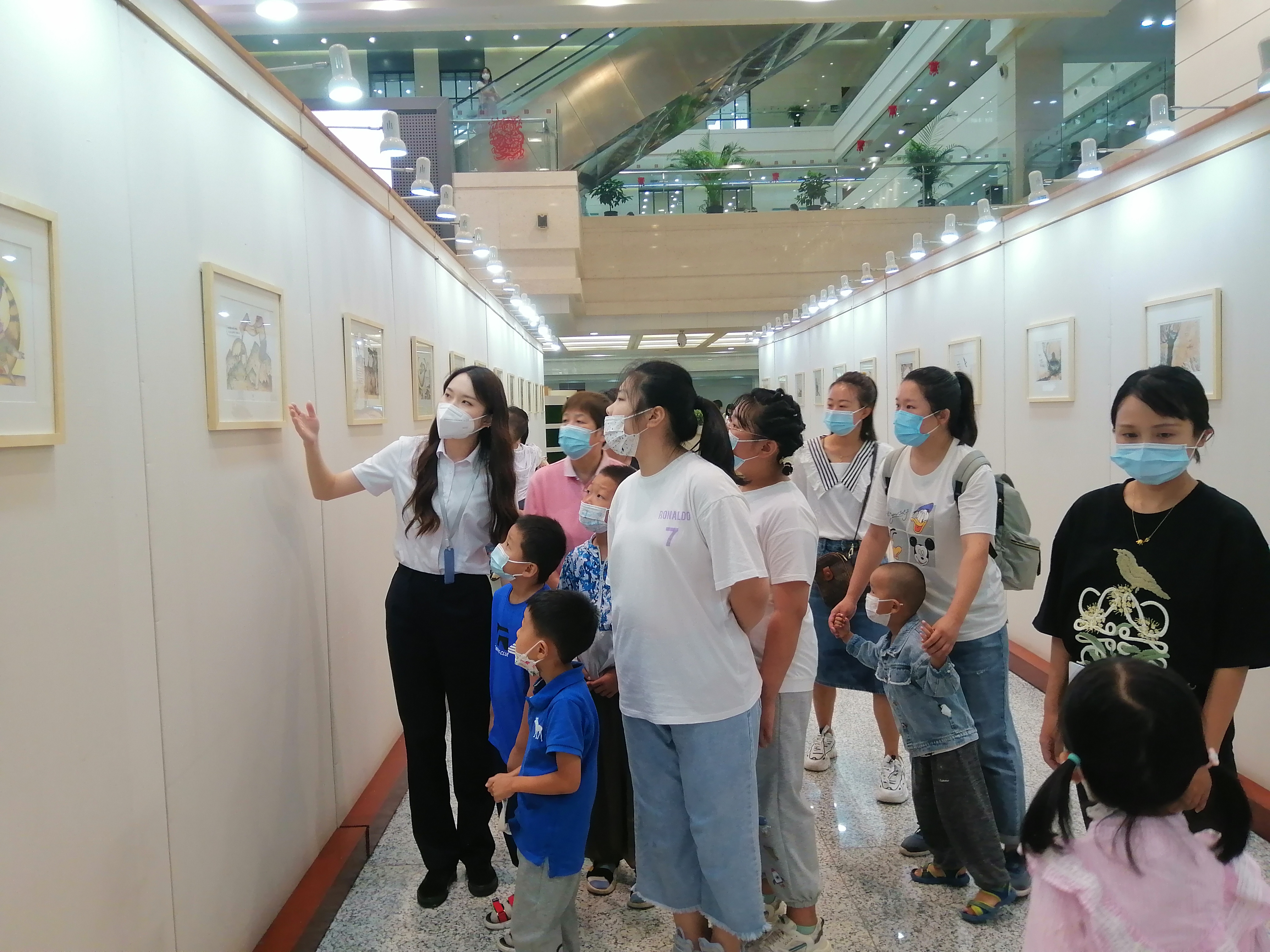 2022年7月吉图少儿部闫石誉在故事沙龙活动中为读者讲述自己的原创绘本故事.jpg