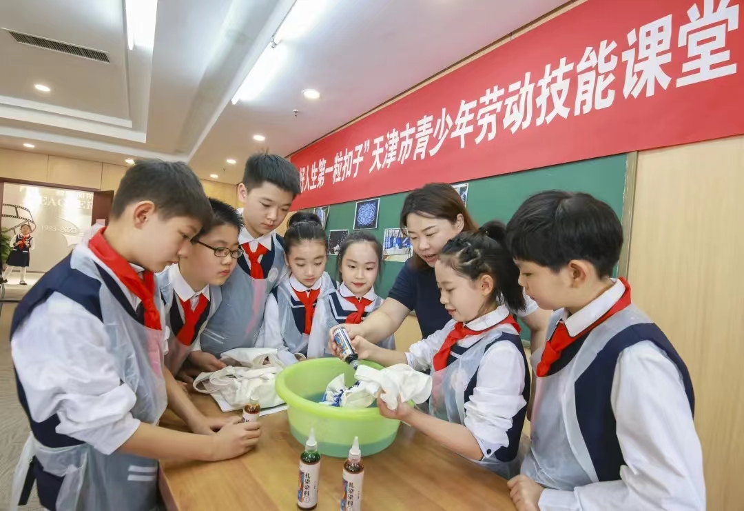 “扣好人生第一粒扣子”劳动技能课堂.jpg