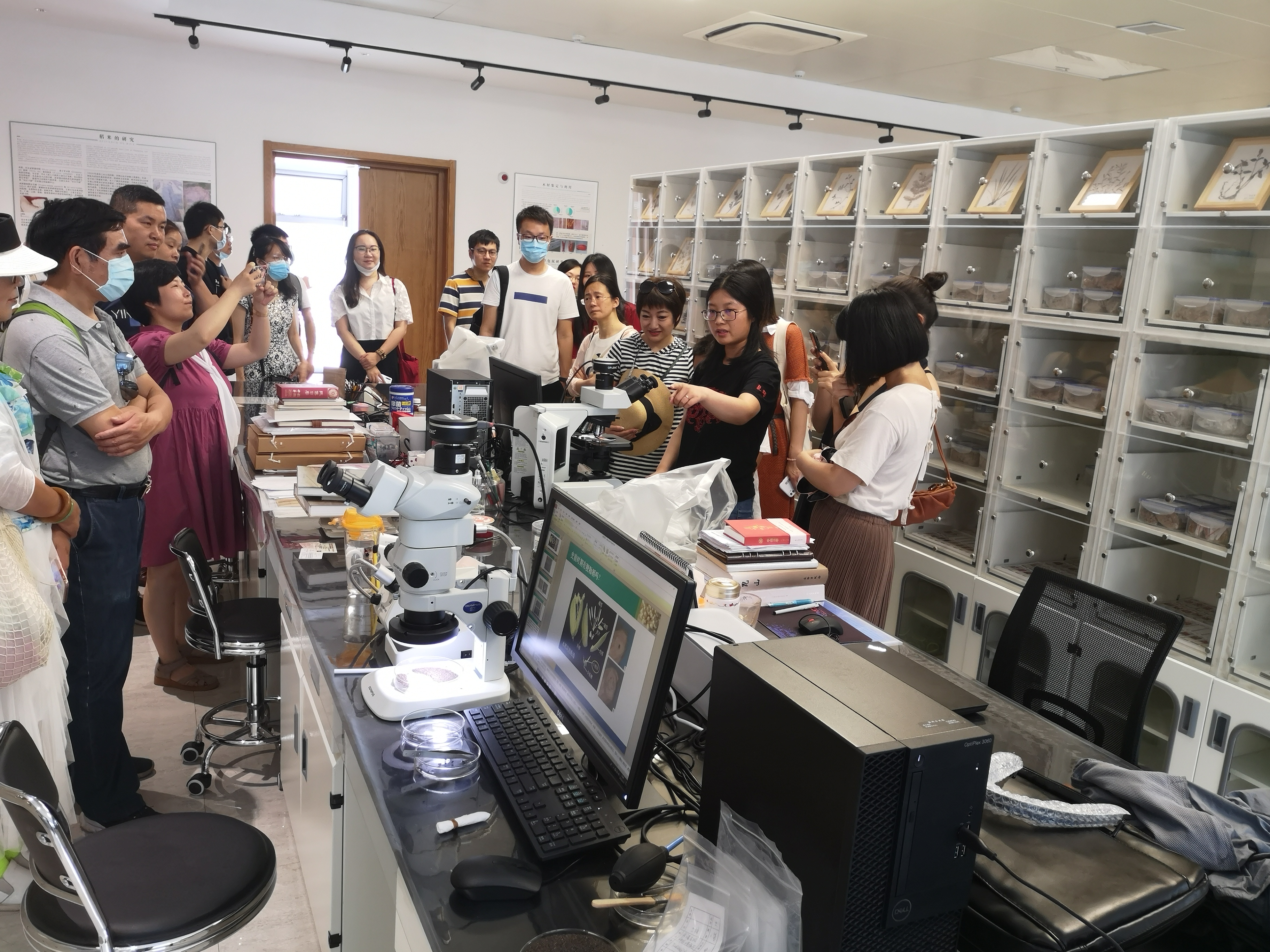2. 为公众讲解实验室考古工作流程.jpg