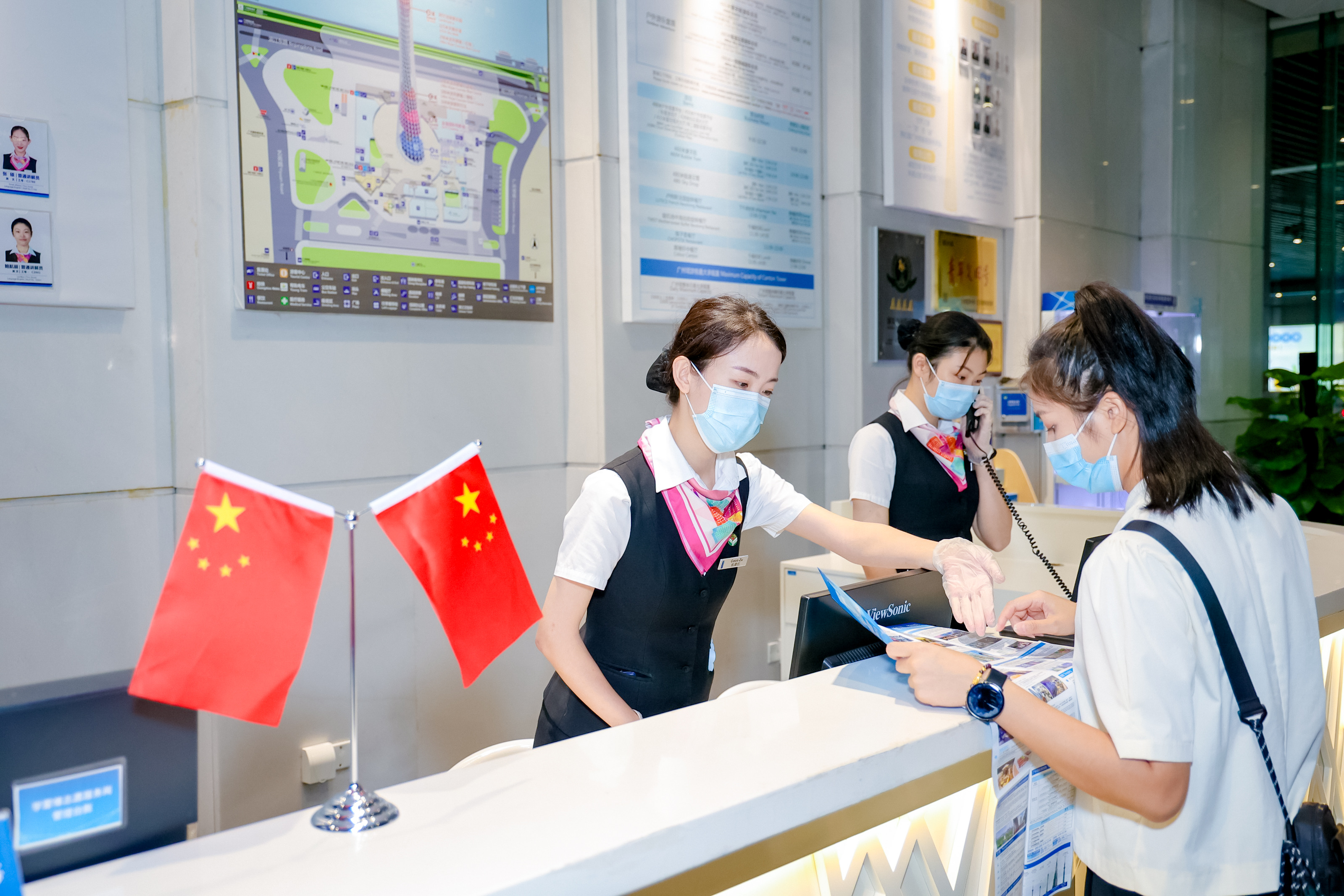 广州塔游客服务班组青年文明号服务周（摄于广州塔一层游客中心）.jpg