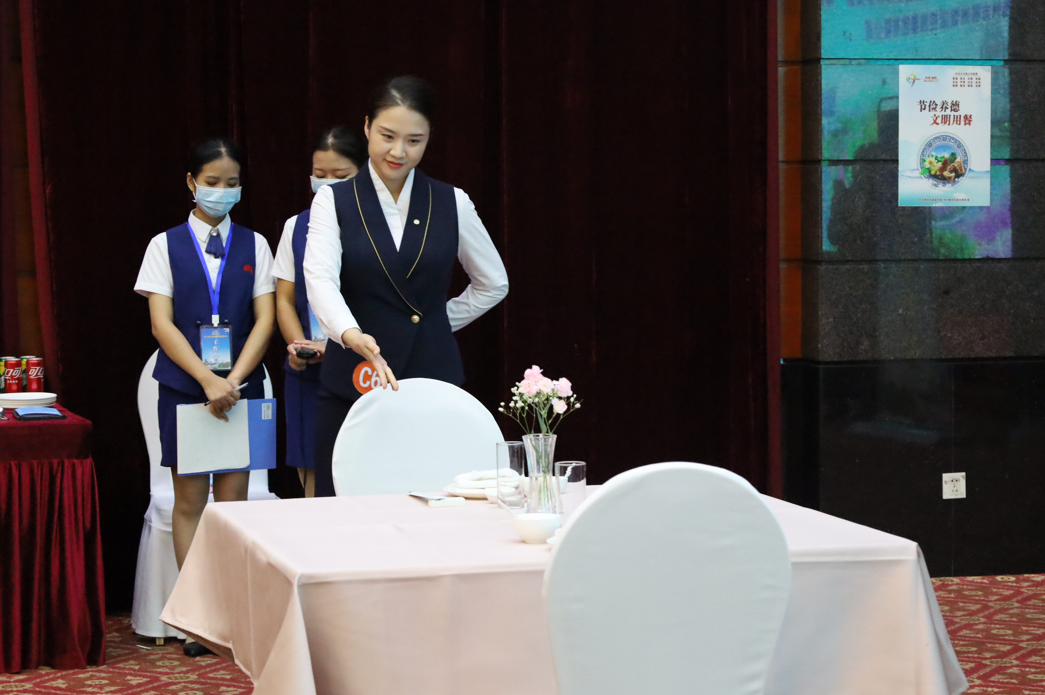 柳州饭店餐饮部四号楼餐厨班“青年文明号”号长胡佳参加2021年柳州市技能大赛获得一等奖.jpg