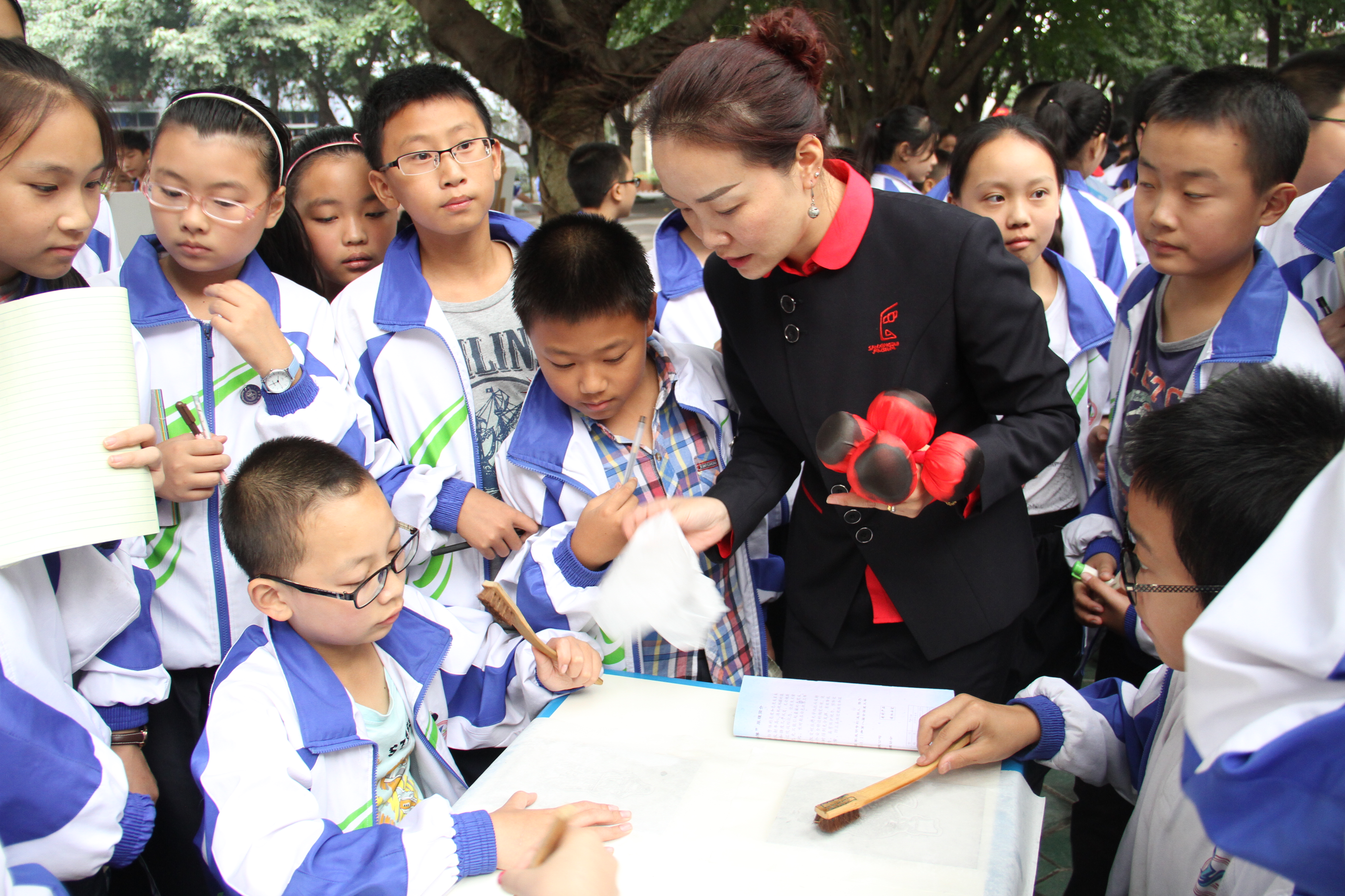 讲解员指导青少年学生做文物拓片.jpg