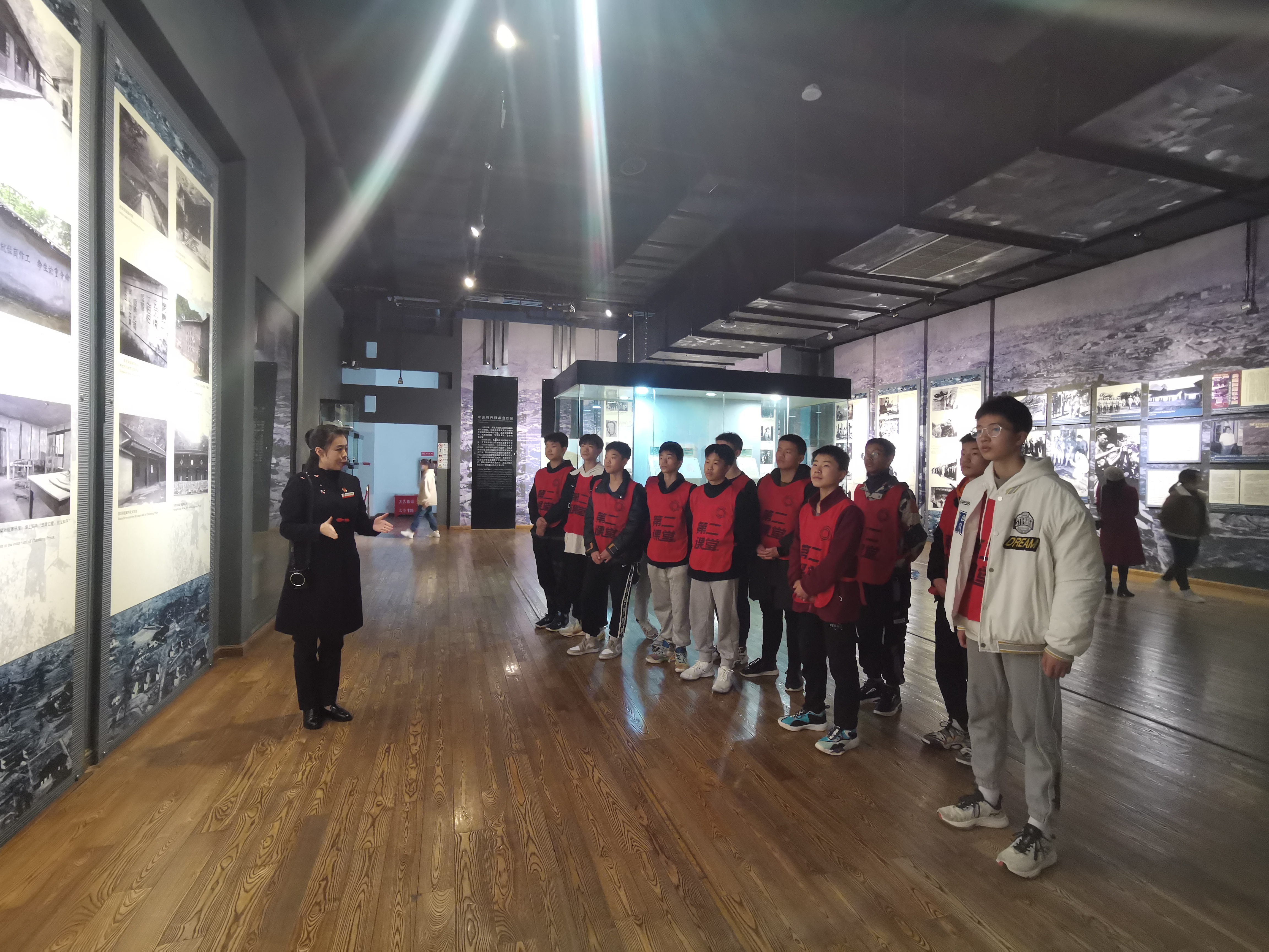 5.红岩魂陈列馆青年开展日常讲解服务.jpg